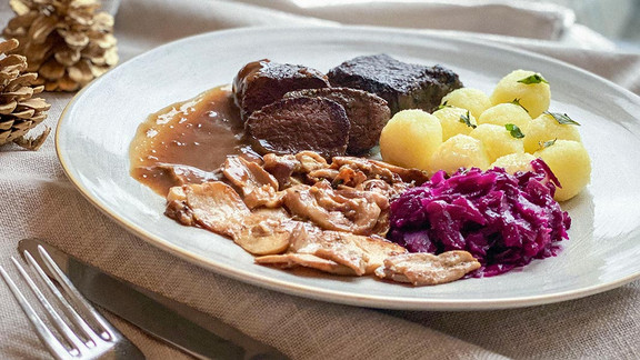 Marinierte Hirschrückensteaks mit Steinpilzen, Apfelrotkohl und Mini-Kartoffelklößen Marinierte Hirschrückensteaks mit Steinpilzen, Apfelrotkohl und Mini-Kartoffelklößen