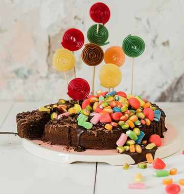 Schokokuchen mit bunten Gummischnecken